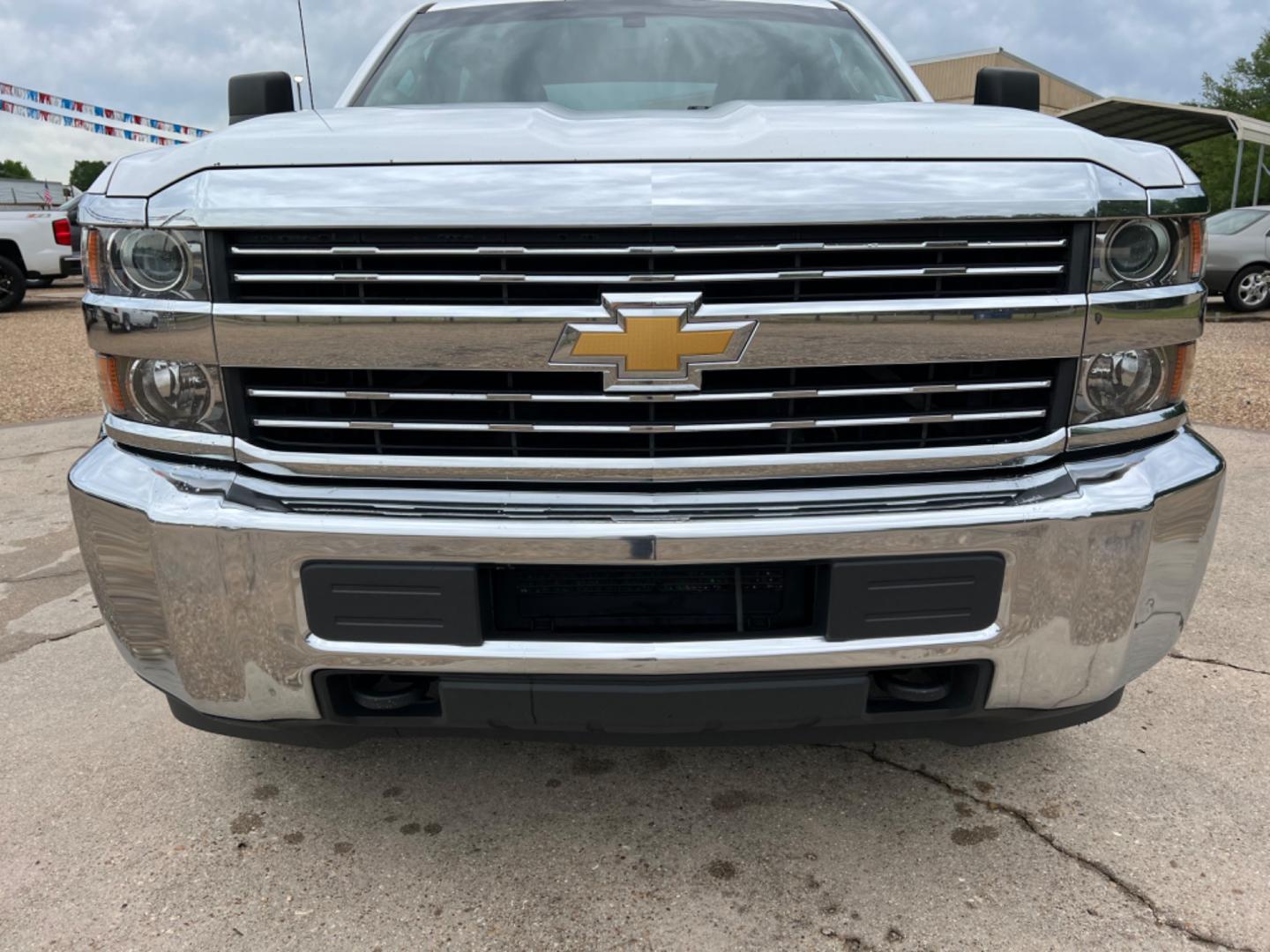 2018 White /Gray Chevrolet Silverado 2500HD (1GC1CUEG3JF) with an 6.0L V8 engine, Automatic transmission, located at 4520 Airline Hwy, Baton Rouge, LA, 70805, (225) 357-1497, 30.509325, -91.145432 - 2018 Chevrolet Silverado 2500HD Crew Cab 8Ft Bed ***One Owner & No Accidents*** 6.0 V8 Gas, 2WD, 212K Miles, Power Windows, Locks & Mirrors, Tow Pkg. FOR INFO PLEASE CONTACT JEFF AT 225 357-1497 CHECK OUT OUR A+ RATING WITH THE BETTER BUSINESS BUREAU WE HAVE BEEN A FAMILY OWNED AND OPERATED BUSINE - Photo#2